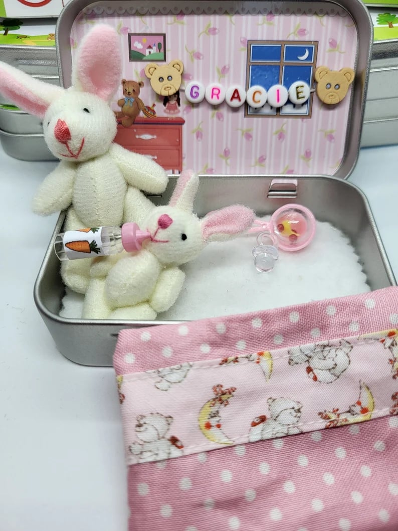 🔥 50% OFF! 🎁 Bunny Mummy & Baby Plush Pocket Tin – Handmade Easter Collectible with Cozy Blanket (Pink/Blue Ears) 🐇🎁