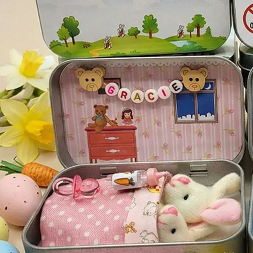 🔥 50% OFF! 🎁 Bunny Mummy & Baby Plush Pocket Tin – Handmade Easter Collectible with Cozy Blanket (Pink/Blue Ears) 🐇🎁