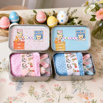 🔥 50% OFF! 🎁 Bunny Mummy & Baby Plush Pocket Tin – Handmade Easter Collectible with Cozy Blanket (Pink/Blue Ears) 🐇🎁