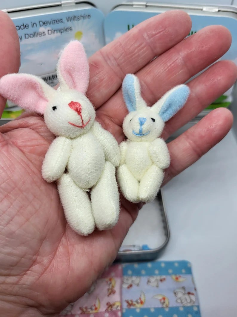 🔥 50% OFF! 🎁 Bunny Mummy & Baby Plush Pocket Tin – Handmade Easter Collectible with Cozy Blanket (Pink/Blue Ears) 🐇🎁