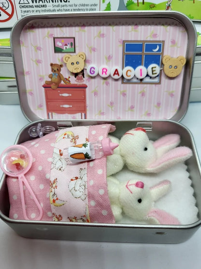 🔥 50% OFF! 🎁 Bunny Mummy & Baby Plush Pocket Tin – Handmade Easter Collectible with Cozy Blanket (Pink/Blue Ears) 🐇🎁