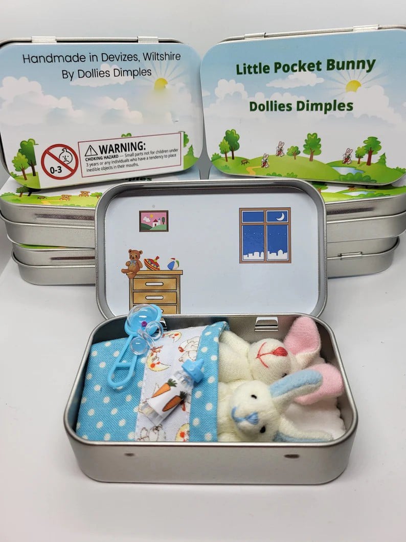 🔥 50% OFF! 🎁 Bunny Mummy & Baby Plush Pocket Tin – Handmade Easter Collectible with Cozy Blanket (Pink/Blue Ears) 🐇🎁