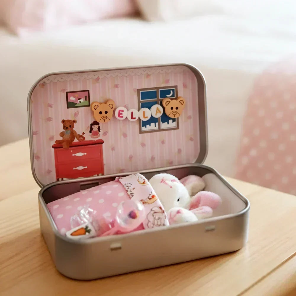 🔥 50% OFF! 🎁 Bunny Mummy & Baby Plush Pocket Tin – Handmade Easter Collectible with Cozy Blanket (Pink/Blue Ears) 🐇🎁