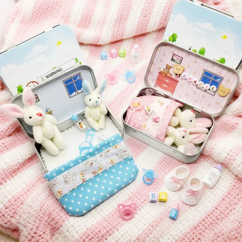 🔥 50% OFF! 🎁 Bunny Mummy & Baby Plush Pocket Tin – Handmade Easter Collectible with Cozy Blanket (Pink/Blue Ears) 🐇🎁