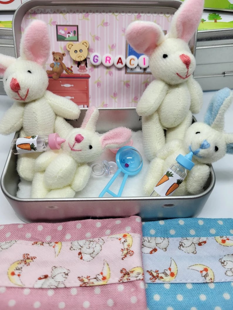🔥 50% OFF! 🎁 Bunny Mummy & Baby Plush Pocket Tin – Handmade Easter Collectible with Cozy Blanket (Pink/Blue Ears) 🐇🎁