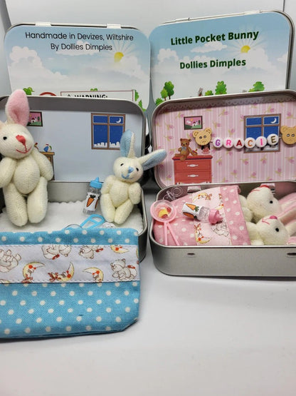 🔥 50% OFF! 🎁 Bunny Mummy & Baby Plush Pocket Tin – Handmade Easter Collectible with Cozy Blanket (Pink/Blue Ears) 🐇🎁