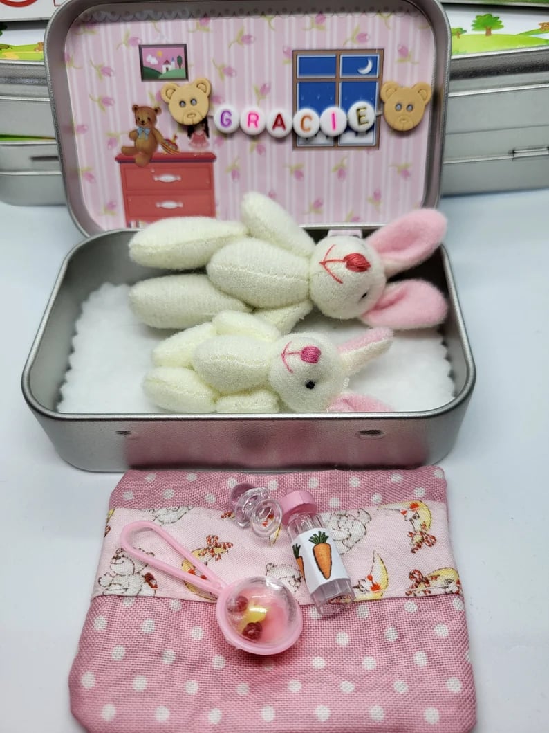 🔥 50% OFF! 🎁 Bunny Mummy & Baby Plush Pocket Tin – Handmade Easter Collectible with Cozy Blanket (Pink/Blue Ears) 🐇🎁