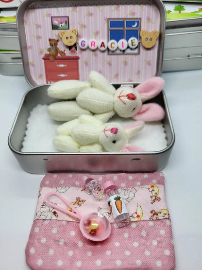 🔥 50% OFF! 🎁 Bunny Mummy & Baby Plush Pocket Tin – Handmade Easter Collectible with Cozy Blanket (Pink/Blue Ears) 🐇🎁