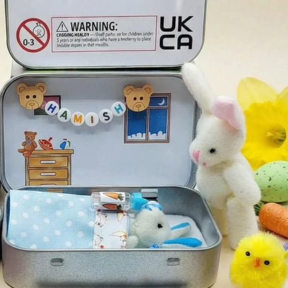 🔥 50% OFF! 🎁 Bunny Mummy & Baby Plush Pocket Tin – Handmade Easter Collectible with Cozy Blanket (Pink/Blue Ears) 🐇🎁